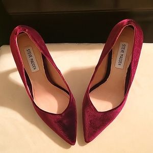 Steve Madden Burgundy Velvet Pump, Size 7.5, New